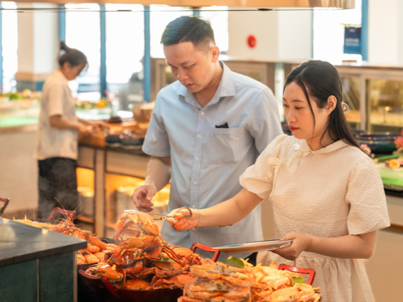 Vẻ đẹp thuần sắc tự nhiên tại bãi biển Tiên Sa – Điểm đến yên bình giữa lòng Đà Nẵng 8 Khách hàng đang trải nghiệm chọn hải sản tươi tại quầy buffet 4SEAs